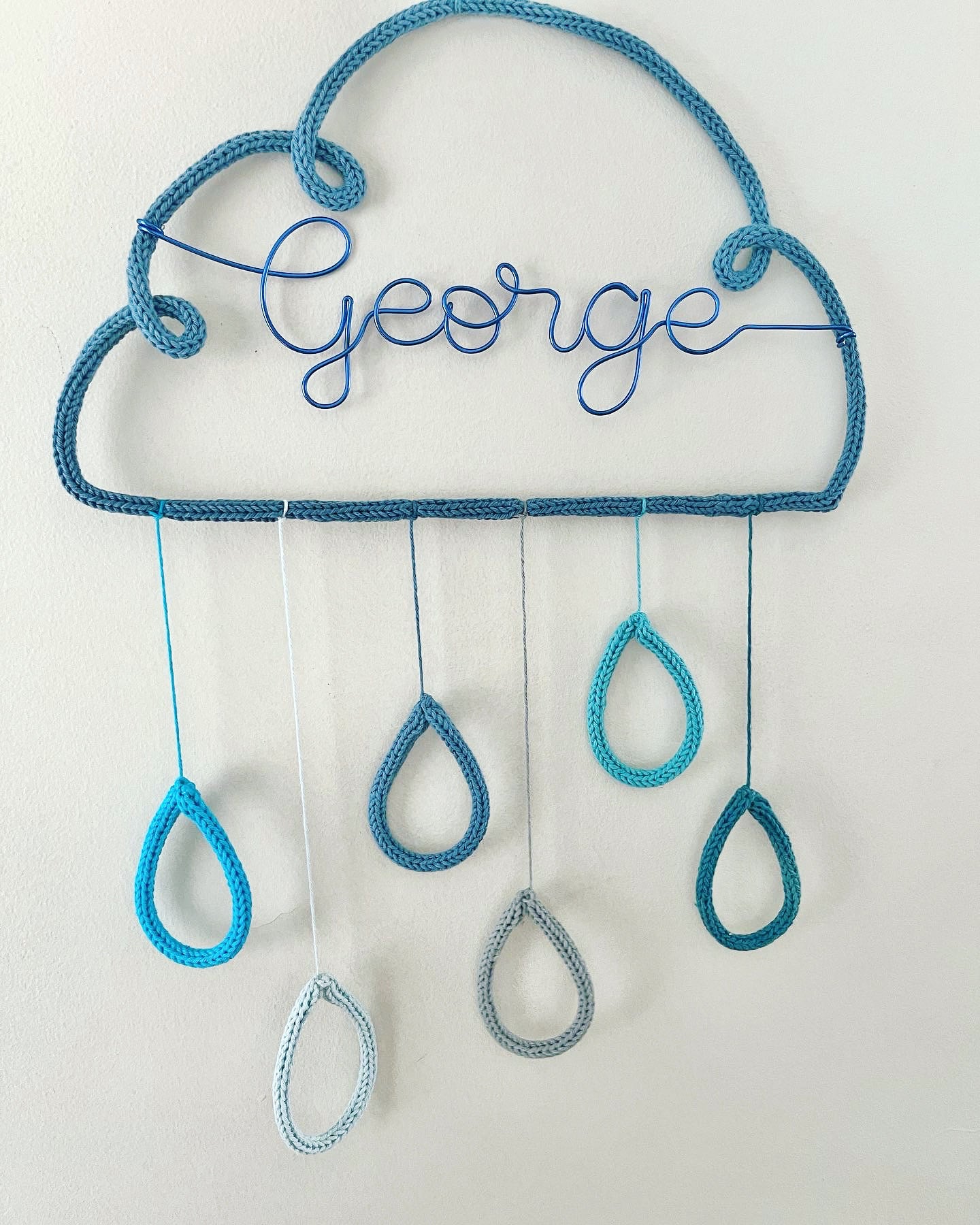 Personalised Knitted Wire Cloud Wall Hanging with Custom Name and Raindrops – Nursery Decor